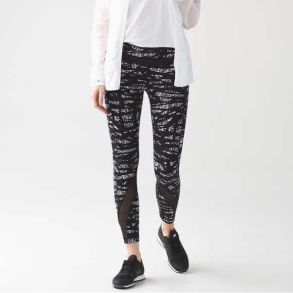 Lululemon Inspire Tight II in Graf Black White / Black size 2 - Picture 1 of 13
